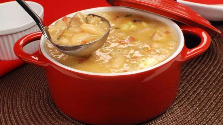Sopa de Feijão Branco com Pernil